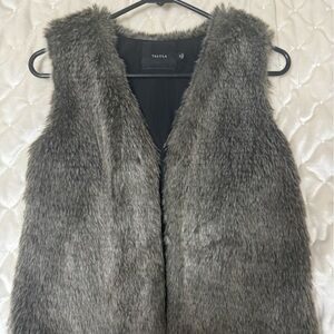 TALULA Aritzia Woman’s faux fur vest in size x-small perfect condition